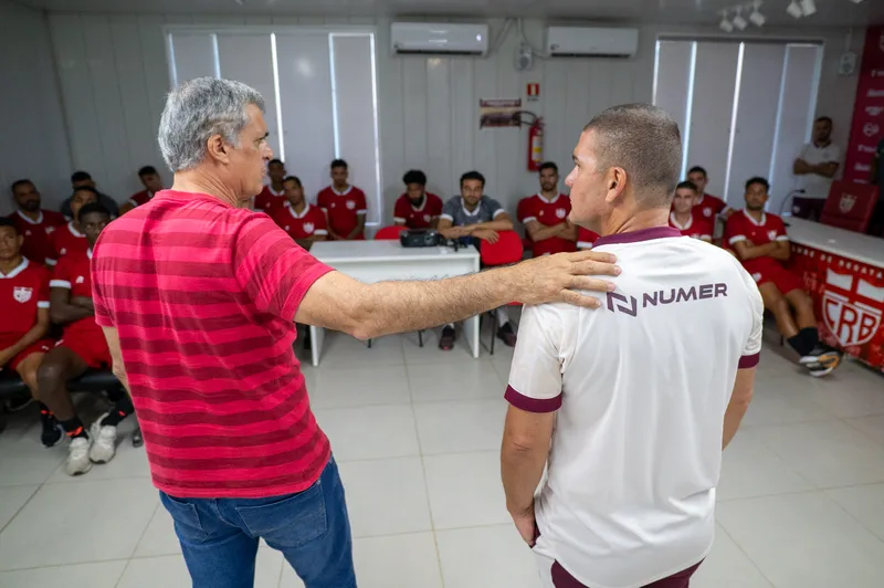 Diretoria e comissão técnica têm buscado opções no mercado