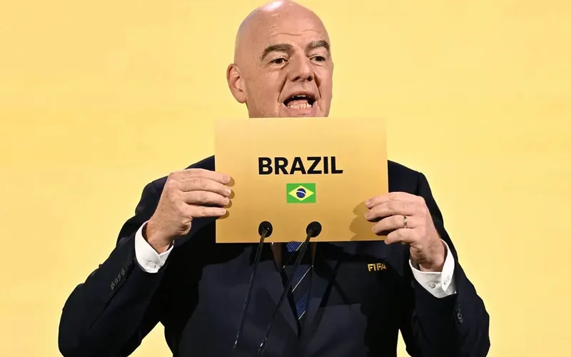 Infantino durante anúncio da realização da Copa no Brasil