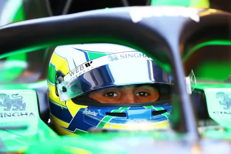 Gabriel Bortoleto no carro da Sauber em Abu Dhabi