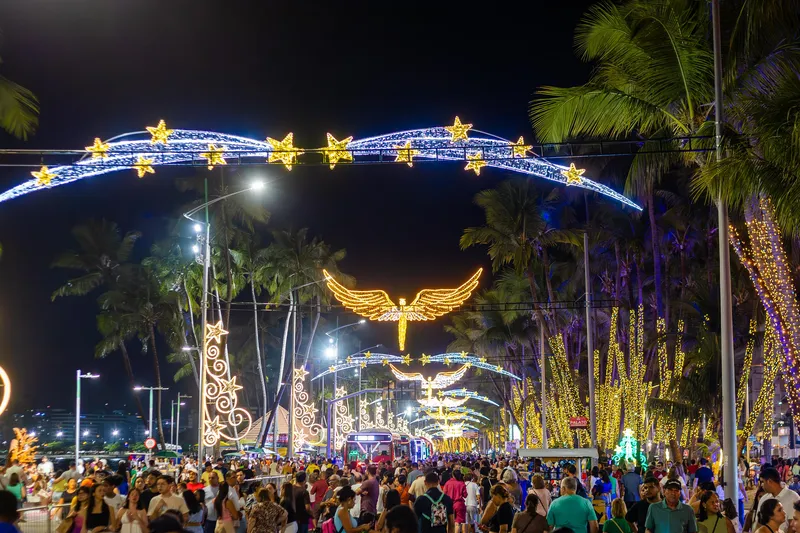 Iluminação do Natal tem atraído muitas pessoas à orla de Maceió