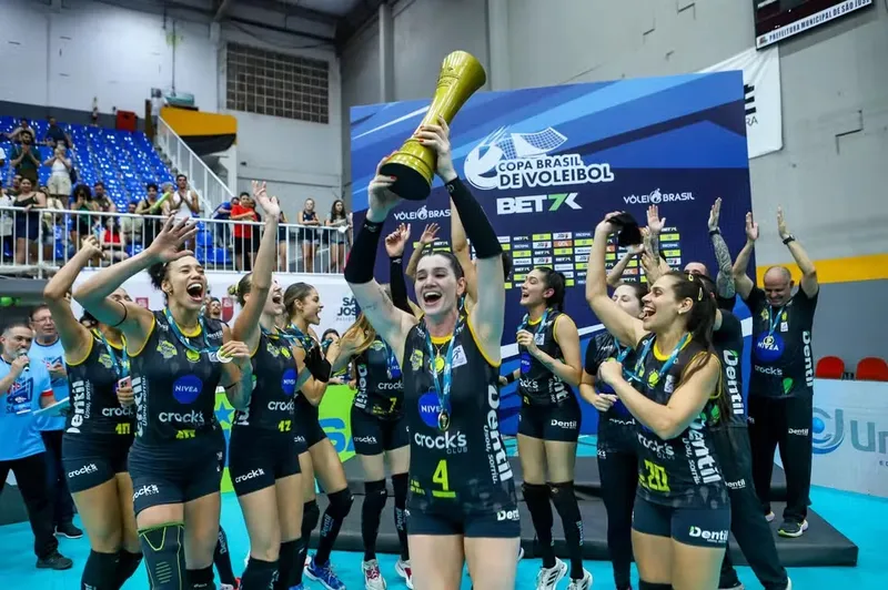 A cidade de São José-SC vai receber a fase final da Copa Brasil de Vôlei em 2025. As semifinais e a final entre as mulheres serão nos dias 8 e 9 de fevereiro, enquanto os confrontos decisivos para os homens serão na semana seguinte, nos dias 15 e 16.