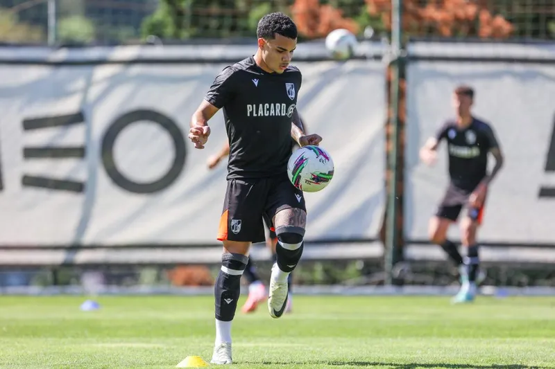 Habilidoso com a bola no pé, Kaio tem encantado os adeptos do tradicional Vitória de Guimarães