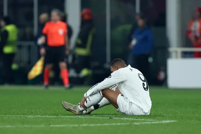 É possível que Mbappé volte a jogar somente no próximo ano