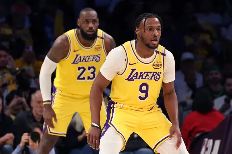 Lebron James e Bronny em ação pelos Lakers