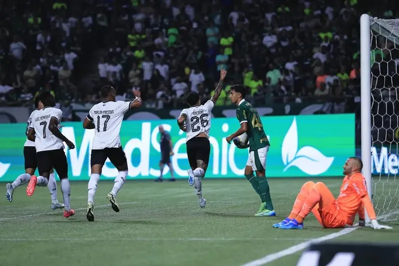 Gregore, do Botafogo, comemora seu gol durante partida contra o Palmeiras, no Allianz Parque