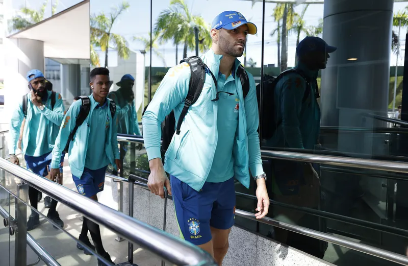 Seleção Brasileira já está em Salvador e Dorival deve armar time diferente para encarar clássico