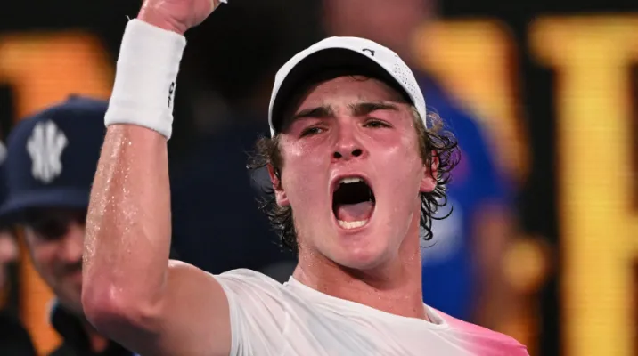 João Fonseca comemora primeira vitória no Australian Open