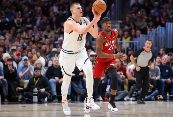 Jimmy Butler fez a sua estreia pelo Golden State Warriors