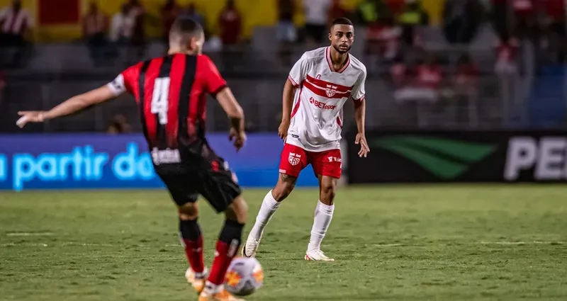 Atacante Rafinha, do CRB, sofreu lesão na parte posterior da coxa