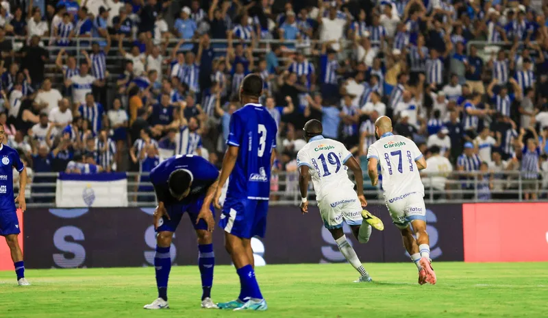 Igor Bahia (19), do CSA, comemora um de seus dois gols em cima do Confiança, no Estádio Rei Pelé