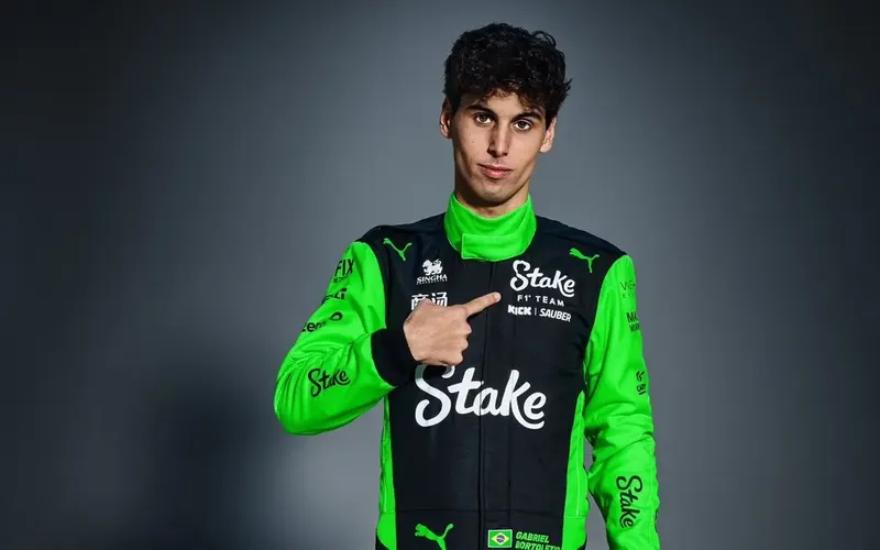 Brasileiro Gabriel Bortoleto exibindo o seu novo uniforme