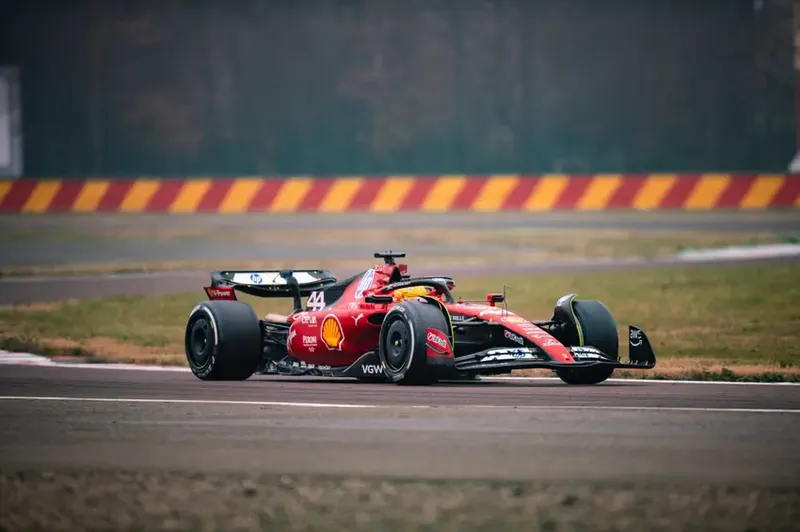 Lewis Hamilton durante primeiro treino com a Ferrari, antes da temporada 2025 da Fórmula 1