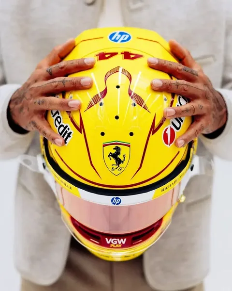 Lewis Hamilton mostrou alguns detalhes do capacete que vai utilizar com a Ferrari