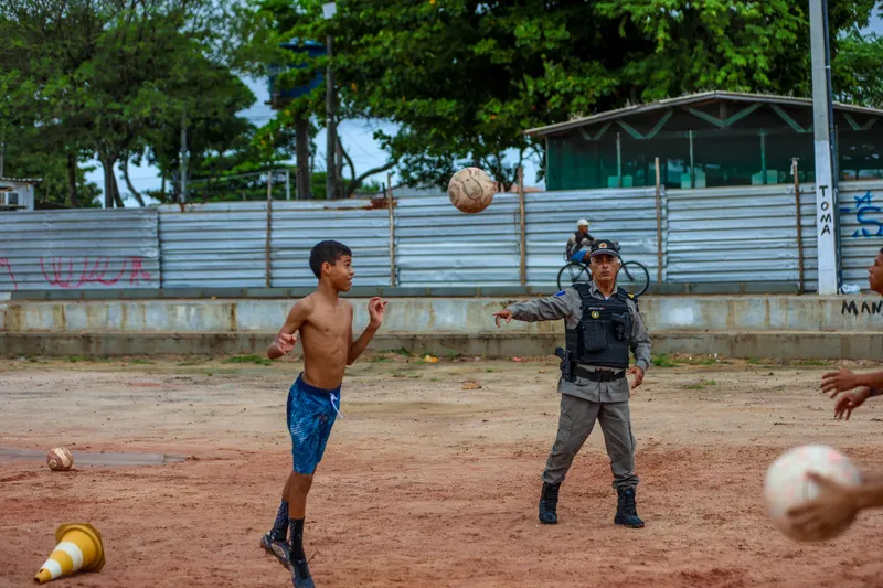 Joel da Silva, subtenente da PM-AL, treinando seus alunos, quem sabe, futuros craques da bola