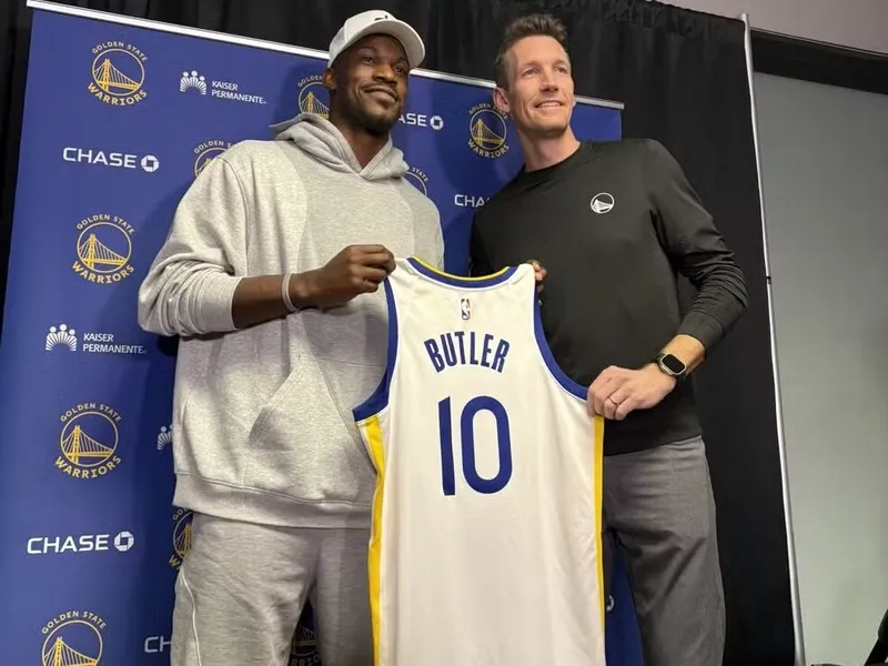 Jogador de basquete Jimmy Butler em apresentação nos Warriors
