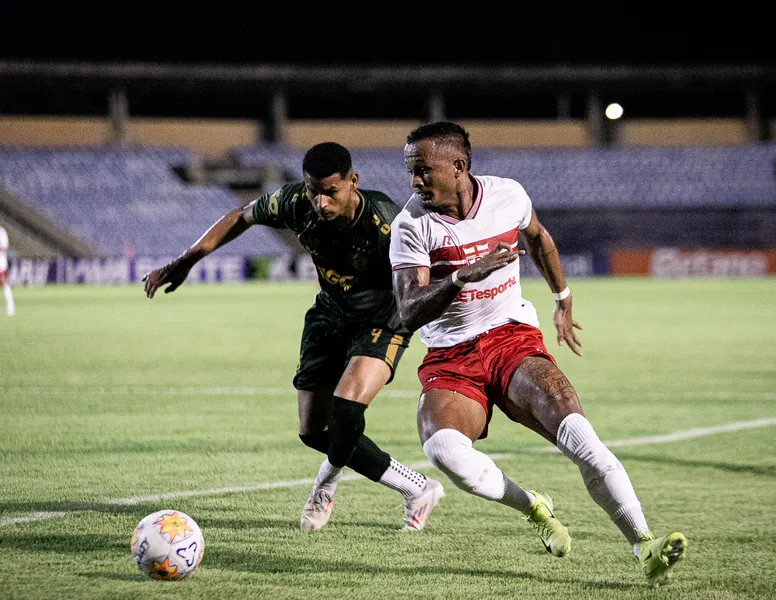 Léo Pereira em ação pelo CRB, que teve mais volume de jogo, mas ficou no empate com o Altos