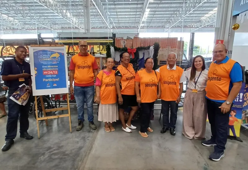 Equipe de plantão na loja, liderada pelos pastores Djalma e Jonas (1º e 3º à dir)