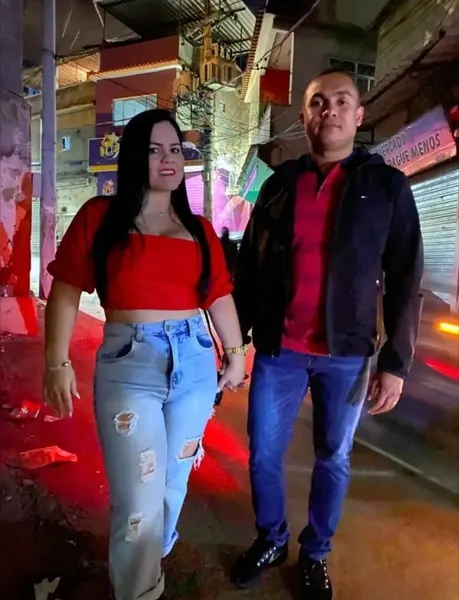Núbia Freire ao lado do esposo José Emerson da Silva, conhecido como "Nem Catenga"