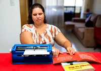 Alagoana supera desafios e usa máquina de braille para estudar para concursos imagem