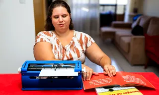 Alagoana supera desafios e usa máquina de braille para estudar para concursos