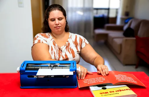 Alagoana supera desafios e usa máquina de braille para estudar para concursos