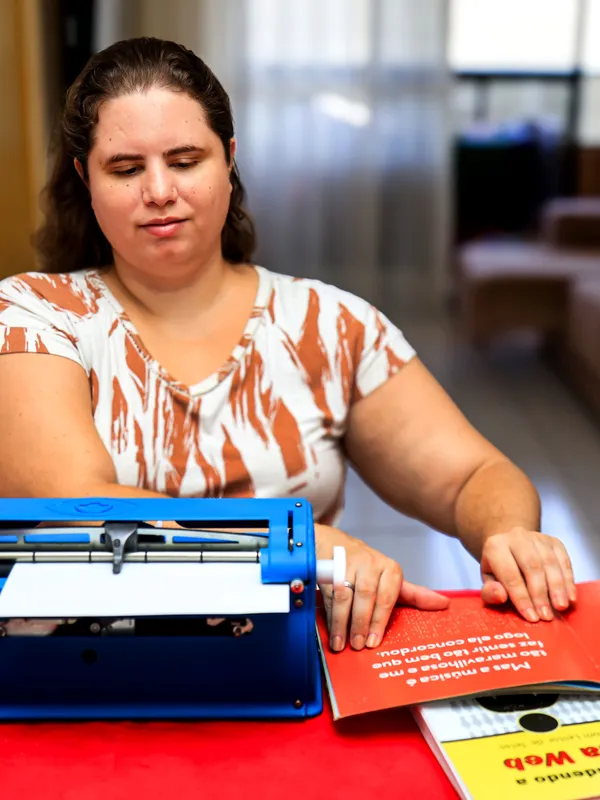 Alagoana supera desafios e usa máquina de braille para estudar para concursos
