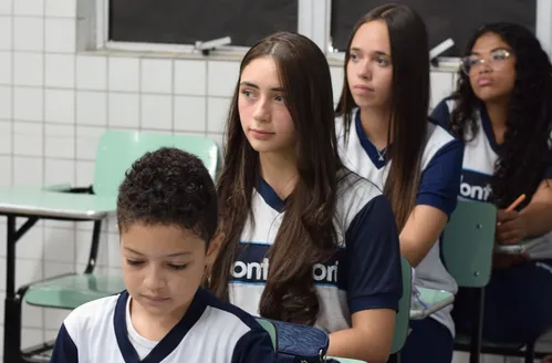 Após um ano, lei que restringe celular em salas de aula muda rotina escolar