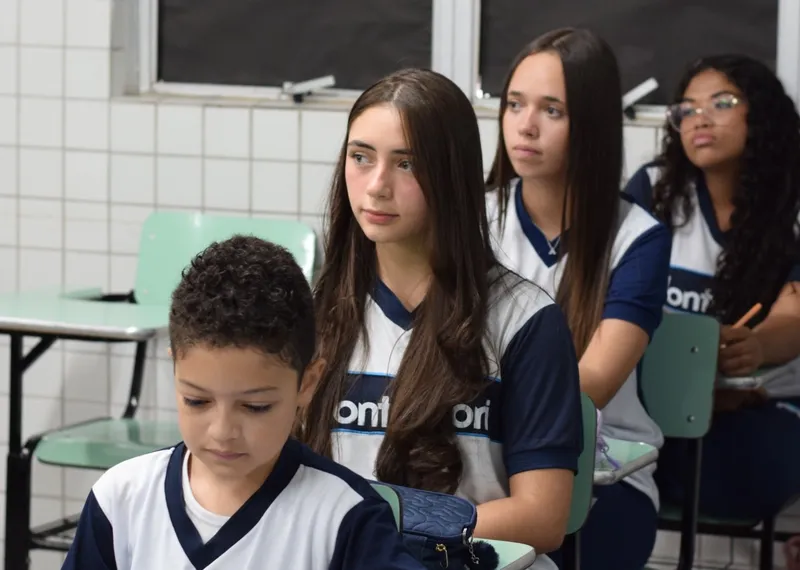 Isabelle Albuquerque (centro): “conversas com amigas só no intervalo”