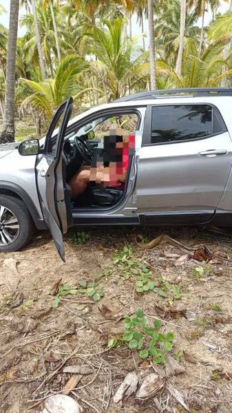 Corpo foi encontrado dentro de veículo em área de coqueiral