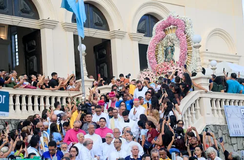 Procissão reúne centenas de fiéis no dia de Nossa Senhora dos Prazeres em Maceió