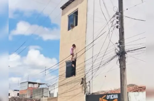 Criança cai de janela do 2º andar e fica presa em fios no Sertão de Alagoas