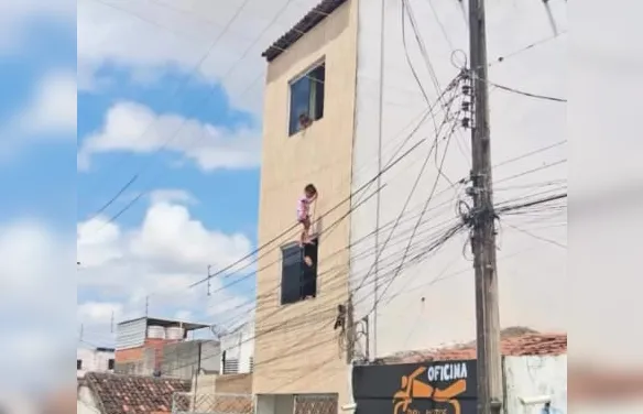 Criança cai de janela do 2º andar e fica presa em fios no Sertão de Alagoas
