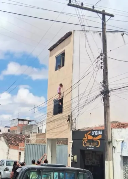 Imagem ilustrativa da imagem Criança cai de janela do 2º andar e fica presa em fios no Sertão de Alagoas