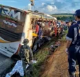 Ônibus de turismo do RJ tomba em rodovia na BA e deixa 9 mortos