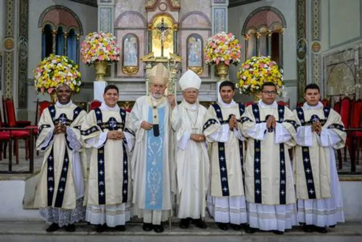 OS NOVOS DIÁCONOS