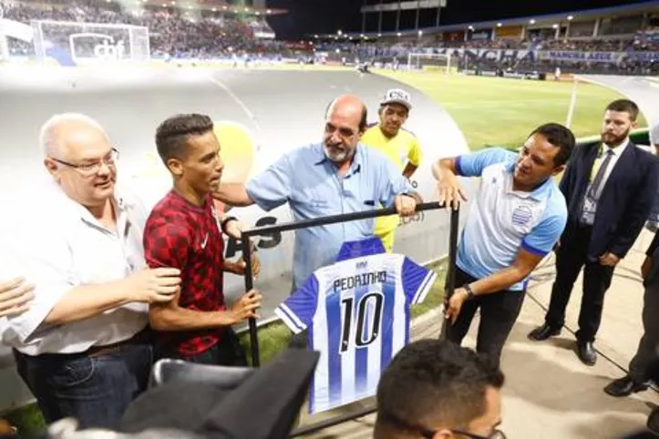 Pedrinho, que jogou na escolinha do CSA, foi homenageado pela direção maruja