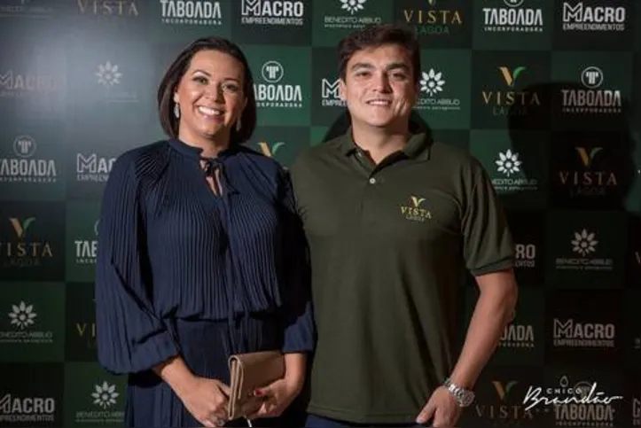 Primeiros anunciantes da nova Gazeta Digital, lançada na última terça-feira, LUIZ PAULO, da Taboada Incorporadora, e ANDREIA TOCHIO, da Macro Empreendimento, comemoram o sucesso do Vista Lagoa, empreendimento que está como obras adiantadas no Litoral Sul, a poucos minutos de Maceió