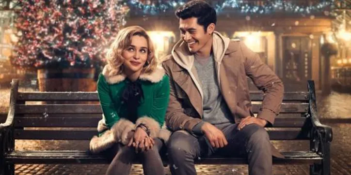 Emilia Clarke e Henry Golding dão vida a Kate e Tom, o casal de protagonistas do longa
