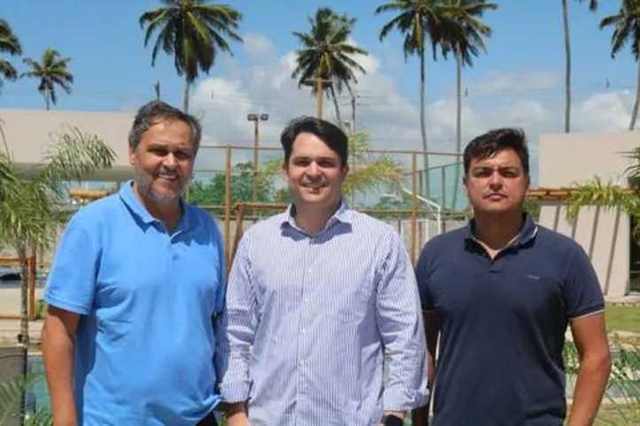 LUIZ TABOADA, DAVI LIMA e LUIZ PAULO empresários do mercado imobiliário, ainda recebendo elogios pelo empreendimento entregue recentemente próximo à Praia do Saco e que trouxe ainda mais valorização à região