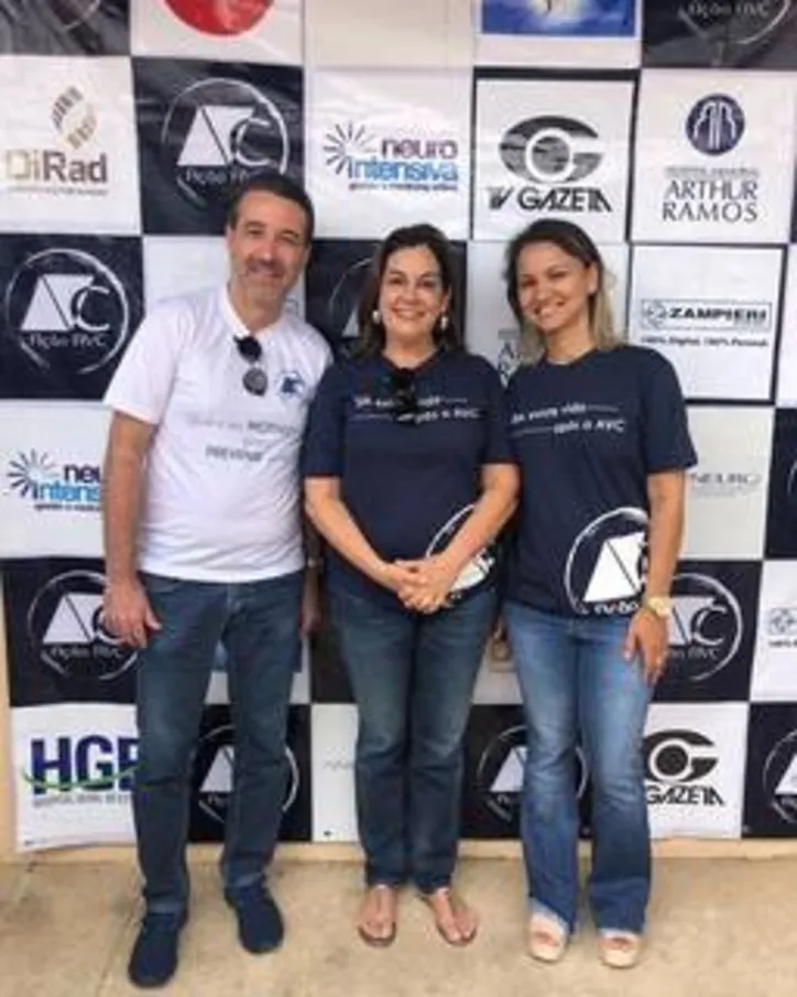 SOLANGE SYLLOS, presidente da Associação Ação AVC, comemora o sucesso da ação realizada este ano. Na foto com GASPAR BRÊDA e SIMONE PARÍSIO, da Telesil Engenharia, construtora vencedora da categoria Responsabilidade Social no Prêmio Master Ademi