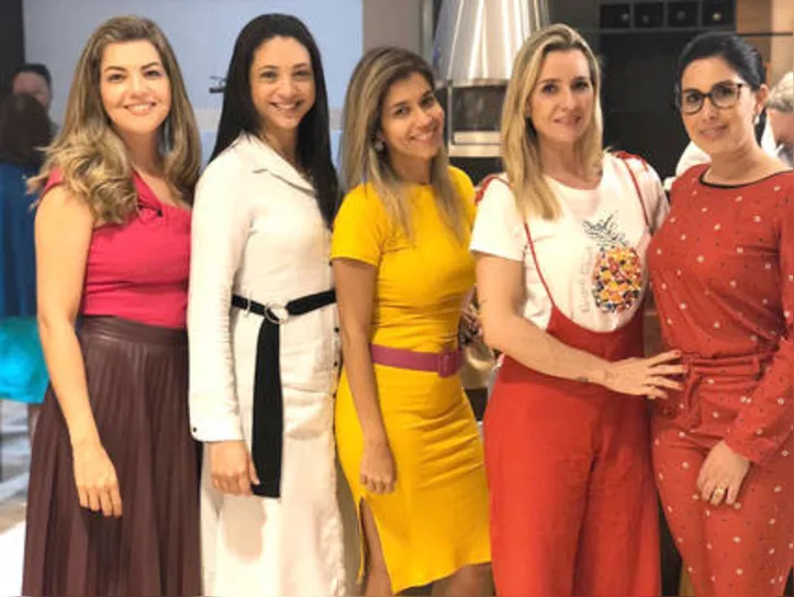 Com as arquitetas CRIS NUNES, MÉRCIA MARINHO e NATÁLIA DUARTE entre as convidadas, a empresária AMANDA VILELA recebeu a expert em mesa posta ÉRICA LIMA para workshop na Bartzen