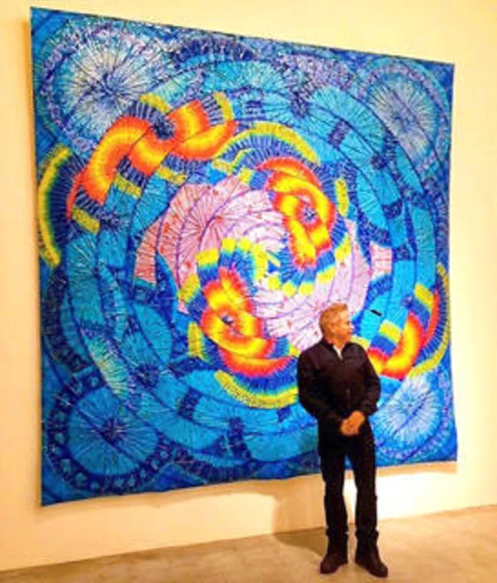 No melhor estilo, criador+criatura, DELSON UCHOA tendo como background ‘Flor Tectônica’ – da coleção Roberto Klabin