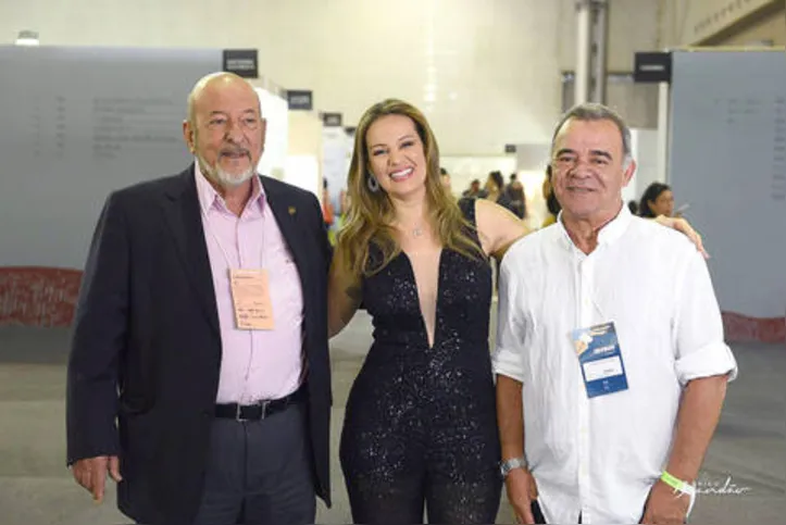 Com o presidente da FIEA, José Carlos Lyra e a jornalista Gilka Mafra na moldura, CHICO ACIOLI – boss do Sindivest – prepara reedição do desfile do Coletivo Alagoas em solo caeté