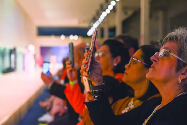 Com um olho na passarela e outro no smartphone, GORETE ACIOLI, ANA PAULA DANTAS e DORINHA MESQUITA prestigiam o desfile do Coletivo Alagoas – no Minas Trend