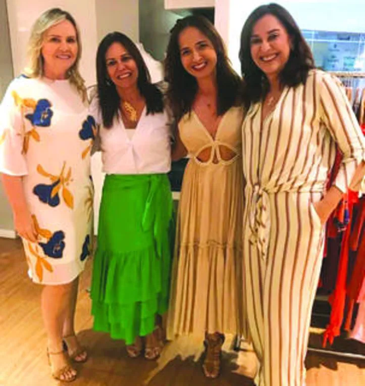 SIMONE MARINHO, IVANA TOLEDO e SORAYA LOPES prestigiando virada de coleção