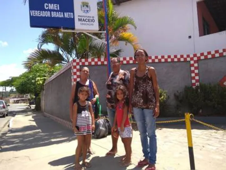 Famílias que têm filhos matriculados na escola se queixam da suspensão das aulas