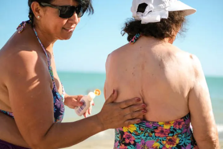 Uso do protetor durante exposição ao sol ajuda a prevenir o câncer de pele