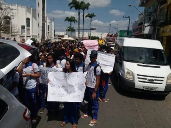 Estudantes saíram às ruas de Arapiraca para cobrar uma solução para o problema do transporte escolar
