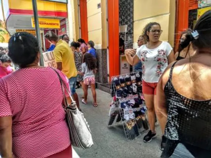 Alan Silva durante vendas nas ruas do comércio de Maceió 