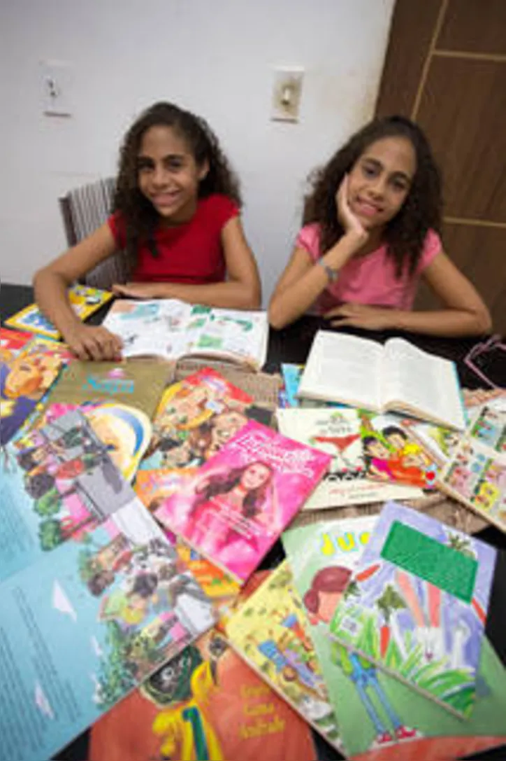 Imagem ilustrativa da imagem Gêmeas usam internet para estimular a leitura